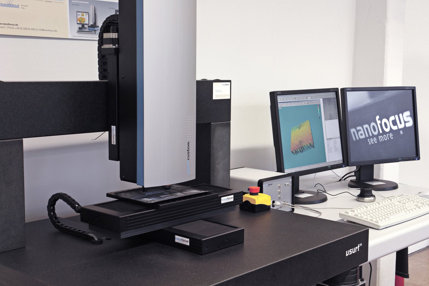 Konfokalmikroskop Nanofocus im Beschichtungslabor der HTWK Leipzig mit dem 3D-Rendering eines gescannten Körpers auf einem rechts daneben stehenden Monitors.